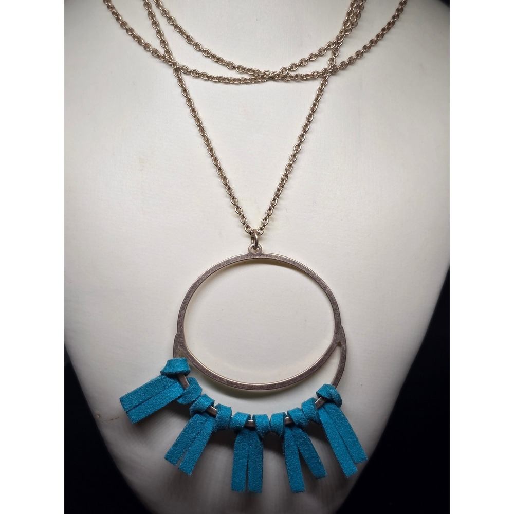 Blue fringe necklace with silver chain and circular pendant‎